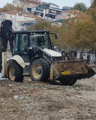 Çınarcık'ta dalgalarla kıyıya vuran yosun ve ağaç kalıntılarını temizlemek için harekete geçen belediye ekipleri, iş makineleri ve personelle Karpuzdere sahilinde sahaya çıktı. - Küçük görsel 3