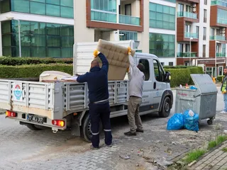 Yalova Belediyesi ekipleri, kentin dört bir yanında yürütülen çalışmalar kapsamında Kazım Karabekir Mahallesi'nde sokakları süpürdü, yabani otları biçti ve konteyner çevrelerindeki büyük hacimli atıkları topladı. - Küçük görsel 2