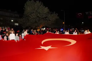 Armutlu'da 29 Ekim kutlamaları kapsamında bir araya gelen ilçe protokolü ve vatandaşlar, Cumhuriyetin 103. yıl dönümünü düzenlenen yürüyüşle kutladı. - Küçük görsel 3