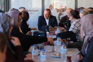 Çiftlikköy Belediye Başkanı Adil Yele, Bulgaristan Cumhurbaşkanlığı seçimi öncesinde BAL-GÖÇ Yalova Derneği Başkanı Lütfi Özgür ve sandık görevlileriyle birlikte 500 Evler Mahallesi sakinleriyle buluştu. - Küçük görsel 6
