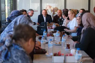 Çiftlikköy Belediye Başkanı Adil Yele, Bulgaristan Cumhurbaşkanlığı seçimi öncesinde BAL-GÖÇ Yalova Derneği Başkanı Lütfi Özgür ve sandık görevlileriyle birlikte 500 Evler Mahallesi sakinleriyle buluştu. - Küçük görsel 4