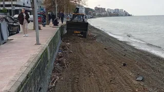 Çınarcık Belediyesi ekipleri, yağışların ardından Vali Akı Caddesi sahil hattına vuran yosun ve ağaç kalıntılarını toplamak için çalışma başlattı. - Küçük görsel 4