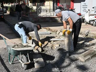 Yalova Belediyesi ekipleri, Mehmet Durman Caddesi'nde asfalt yama, Halide Edip Adıvar Sokak'ta parke taş döşerken kentin farklı noktalarında yağmur suyu hatlarını temizliyor ve park zeminlerini yeniliyor. - Küçük görsel 10