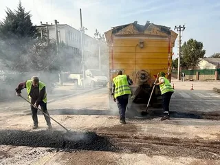 Yalova Belediyesi, kent genelinde güvenli ulaşımı sağlamak ve özellikle okul bölgelerindeki çocukları korumak amacıyla muhtelif noktalarda kasis montajını sürdürüyor. - Küçük görsel 5