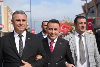 Altınova Kaymakamlığı öncülüğünde düzenlenen Cumhuriyet Bayramı programında Karamürselbey Eğitim Merkezi Komutanlığı askerî bando yürüyüşü düzenledi; törene Subaşı Belediye Başkanı Turan Canbay da katıldı. - Küçük görsel 11