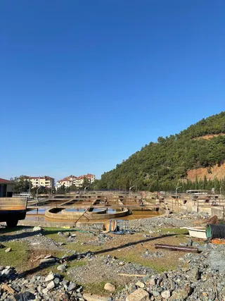Esenköy'de yaşanan sel felaketinin ardından Belediye Başkanı Mehmet Temel ve belediye meclis üyeleri, Estaş bölgesindeki arıtma tesisleri ile dere yatağında incelemede bulundu. - Küçük görsel 4