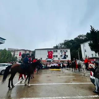 Termal Ortaokulu'nda düzenlenen 29 Ekim Cumhuriyet Bayramı kutlamalarında öğrenciler gösterilerini sergiledi, ilçe protokolünün katılımıyla öğrenci eserlerinden oluşan sergi açıldı. - Küçük görsel 4