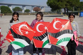 Altınova'da protokol üyeleri, öğretmenler ve öğrencilerin katılımıyla Gazze'deki masum çocuklara destek amacıyla uçurtma şenliği yapıldı. - Küçük görsel 4
