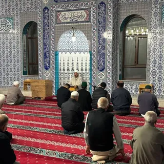 Yalova'da Abdülhamid Han Camii'nde bir araya gelen cemaat, sabah namazının ardından İl Müftüsü Naci Çakmakçı'nın sohbetini dinledi ve dua etti. - Küçük görsel 3