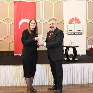 Yalova Barosu, 29 Ekim dolayısıyla düzenlenen cumhuriyet balosunda önceki dönem kurullarında yer almış avukatlara plaket verdi. - Küçük görsel 3