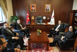 Yalova Üniversitesi'nde düzenlenen konferansın ardından Ahmet Özhan ve Yalova İl Genel Meclisi Başkanı Hasan Soygüzel, Rektör Prof. Dr. Mehmet Bahçekapılı'yı makamında ziyaret etti. - Küçük görsel 2