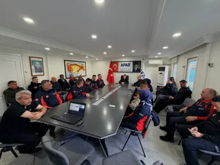 Yalova İl Afet ve Acil Durum Müdürü Adem Eşiyok, kurumun arama kurtarma personeli ve birim yöneticileriyle düzenlenen tanışma ve istişare toplantısında bir araya geldi. - Küçük görsel 2
