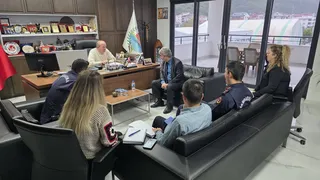 Çınarcık'a bağlı Esenköy'de gece boyunca etkili olan yoğun yağışların ardından Kaymakam Tahsin Aksu ve Belediye Başkanı Mehmet Temel olumsuzluk yaşanan bölgelerde inceleme yaptı. - Küçük görsel 3