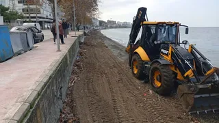 Çınarcık Belediyesi ekipleri, yağışların ardından Vali Akı Caddesi sahil hattına vuran yosun ve ağaç kalıntılarını toplamak için çalışma başlattı. - Küçük görsel 6