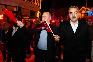 Armutlu'da 29 Ekim kutlamaları kapsamında bir araya gelen ilçe protokolü ve vatandaşlar, Cumhuriyetin 103. yıl dönümünü düzenlenen yürüyüşle kutladı. - Küçük görsel 2
