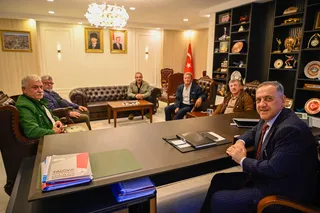 Yalova Valisi Dr. Ahmet Hamdi Usta; Sütaş yöneticisi İlhan İl, Güreş İl Tertip Kurulu Başkanı Hakkı Bağatar ve Kamu-Sen İl Başkanı Sait Çolak'ı makamında ağırladı. - Küçük görsel 4