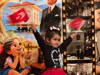 Yalova Belediyesi, Cumhuriyetin 103. yıl dönümü etkinlikleri kapsamında Gazi Mustafa Kemal Atatürk'ün doğa sevgisini ve çevre bilincini anlatan Yürüyen Köşk tiyatro oyununu çocuklarla buluşturdu. - Küçük görsel 9