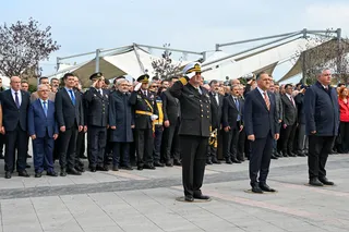 Cumhuriyet'in 103. yılı dolayısıyla düzenlenen çelenk programında Yalova Valisi Dr. Ahmet Hamdi Usta ve il protokolü, 15 Temmuz Demokrasi ve Cumhuriyet Meydanı'nda bir araya geldi. - Küçük görsel 2