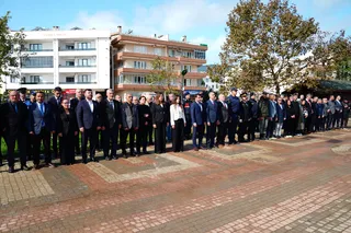 Armutlu'da Cumhuriyet Bayramı'nın 103. yıl dönümü dolayısıyla düzenlenen törende Kaymakam Erinç Demir ve Belediye Başkanı Cengiz Arslan çelenk sunma programına katıldı. - Küçük görsel 6