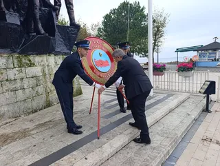 Cumhuriyet Meydanı'ndaki Atatürk Anıtı'na çelenk sunulmasıyla başlayan 29 Ekim kutlamalarında, Çınarcık protokolü ile vatandaşlar anıt önünde bir araya geldi. - Küçük görsel 5