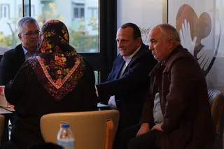 Çiftlikköy Belediye Başkanı Adil Yele, Bulgaristan Cumhurbaşkanlığı seçimi öncesinde BAL-GÖÇ Yalova Derneği Başkanı Lütfi Özgür ve sandık görevlileriyle birlikte 500 Evler Mahallesi sakinleriyle buluştu. - Küçük görsel 7