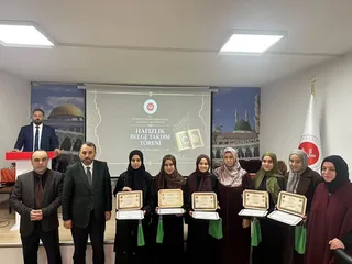Yalova'da hafızlık eğitimlerini tamamlayan öğrencilere hafızlık belgeleri, İl Müftüsü Naci Çakmakçı'nın katıldığı programla takdim edildi. - Küçük görsel 6