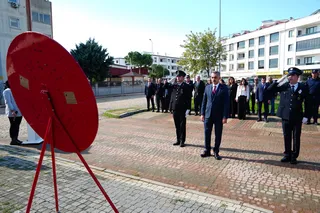Armutlu'da Cumhuriyet Bayramı'nın 103. yıl dönümü dolayısıyla düzenlenen törende Kaymakam Erinç Demir ve Belediye Başkanı Cengiz Arslan çelenk sunma programına katıldı. - Küçük görsel 4
