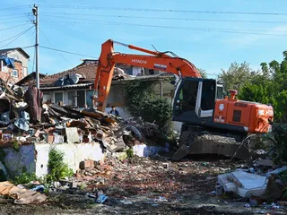 Yalova Belediyesi, Bağlarbaşı'nda daha güvenli yaşam alanları oluşturulması amacıyla paydaş kurumlarla koordinasyon halinde yürütülen ikinci etap yıkım çalışmalarının sürdüğünü bildirdi. - Küçük görsel 2