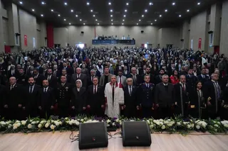 Yalova Üniversitesi'nin yeni dönemi için düzenlenen açılış dersi programı, il protokolü, akademisyenler ve öğrencilerin katılımıyla Mehmet Okul Kongre ve Kültür Merkezi'nde yapıldı. - Küçük görsel 3