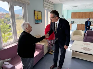 Yalova'da 22 Ekim 2026'da göreve başlayan İl Müdürü Seçkin Bilici, huzurevini ziyaret ederek kurum sakinlerinin talep ve beklentilerini dinledi. - Küçük görsel 4