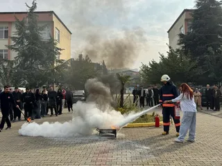 Yalova Belediyesi İtfaiye Müdürlüğü, Yalova Üniversitesi Safran Yerleşkesi'ndeki Meslek Yüksekokulu öğrencilerine afet ve acil durumlara hazırlık kapsamında Yangın ve tahliye eğitimi verdi. - Küçük görsel 2