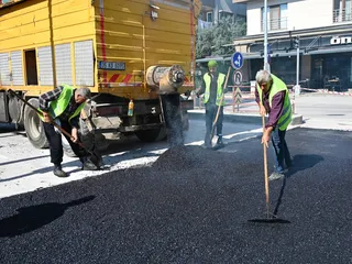 Yalova Belediyesi ekipleri, Mehmet Durman Caddesi'nde asfalt yama, Halide Edip Adıvar Sokak'ta parke taş döşerken kentin farklı noktalarında yağmur suyu hatlarını temizliyor ve park zeminlerini yeniliyor. - Küçük görsel 5