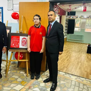 Termal Ortaokulu'nda düzenlenen 29 Ekim Cumhuriyet Bayramı kutlamalarında öğrenciler gösterilerini sergiledi, ilçe protokolünün katılımıyla öğrenci eserlerinden oluşan sergi açıldı. - Küçük görsel 5