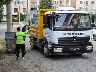 Yalova Belediyesi ekipleri, kentin dört bir yanında yürütülen çalışmalar kapsamında Kazım Karabekir Mahallesi'nde sokakları süpürdü, yabani otları biçti ve konteyner çevrelerindeki büyük hacimli atıkları topladı. - Küçük görsel 10