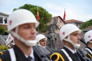 Altınova Kaymakamlığı öncülüğünde düzenlenen Cumhuriyet Bayramı programında Karamürselbey Eğitim Merkezi Komutanlığı askerî bando yürüyüşü düzenledi; törene Subaşı Belediye Başkanı Turan Canbay da katıldı. - Küçük görsel 3