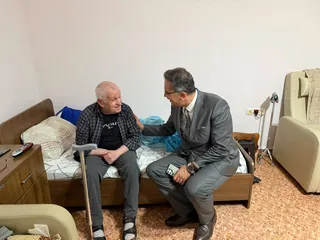 Çınarcık Huzurevi'ni ziyaret eden Seçkin Bilici, kuruluşun fiziki koşulları ile bakım ve destek hizmetlerini yerinde inceleyerek kurum sakinlerinin taleplerini dinledi. - Küçük görsel 9