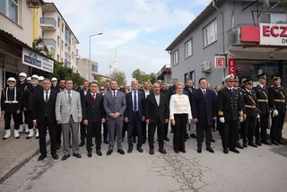 Altınova Kaymakamlığı öncülüğünde düzenlenen Cumhuriyet Bayramı programında Karamürselbey Eğitim Merkezi Komutanlığı askerî bando yürüyüşü düzenledi; törene Subaşı Belediye Başkanı Turan Canbay da katıldı. - Küçük görsel 5
