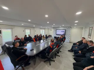 Yalova İl Afet ve Acil Durum Müdürü Adem Eşiyok, kurumun arama kurtarma personeli ve birim yöneticileriyle düzenlenen tanışma ve istişare toplantısında bir araya geldi. - Küçük görsel 3