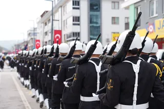Altınova Kaymakamlığı öncülüğünde düzenlenen Cumhuriyet Bayramı programında Karamürselbey Eğitim Merkezi Komutanlığı askerî bando yürüyüşü düzenledi; törene Subaşı Belediye Başkanı Turan Canbay da katıldı. - Küçük görsel 10