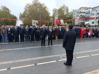 Cumhuriyet Meydanı'ndaki Atatürk Anıtı'na çelenk sunulmasıyla başlayan 29 Ekim kutlamalarında, Çınarcık protokolü ile vatandaşlar anıt önünde bir araya geldi. - Küçük görsel 3