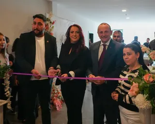 Çiftlikköy'de hizmete giren Sirius Güzellik Merkezi'nin açılışına katılan Belediye Başkanı Adil Yele, işletme sahibi Gizem Yıldırım'a bol kazanç ve bereket temennisinde bulundu. - Küçük görsel 3
