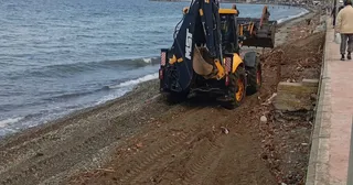 Çınarcık Belediyesi ekipleri, yağışların ardından Vali Akı Caddesi sahil hattına vuran yosun ve ağaç kalıntılarını toplamak için çalışma başlattı. - Küçük görsel 5