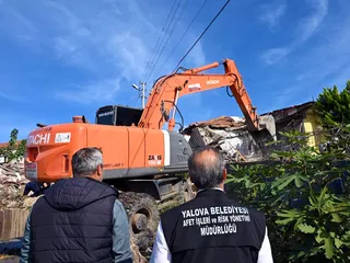 Yalova Belediyesi, Bağlarbaşı'nda daha güvenli yaşam alanları oluşturulması amacıyla paydaş kurumlarla koordinasyon halinde yürütülen ikinci etap yıkım çalışmalarının sürdüğünü bildirdi. - Küçük görsel 9