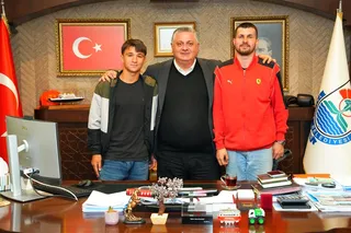 Yalova'da mahallelerindeki parkı temizleyen duyarlı gençleri belediyede kabul eden Belediye Başkanı Mehmet Gürel, ortak yaşam alanlarının korunmasında sergiledikleri örnek davranış dolayısıyla kendilerine teşekkür ETTİ. - Küçük görsel 2