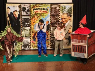 Yalova Belediyesi, Cumhuriyetin 103. yıl dönümü etkinlikleri kapsamında Gazi Mustafa Kemal Atatürk'ün doğa sevgisini ve çevre bilincini anlatan Yürüyen Köşk tiyatro oyununu çocuklarla buluşturdu. - Küçük görsel 7