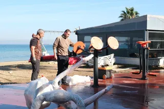 Çiftlikköy'de olumsuz hava şartları ve kullanımdan dolayı yıpranan park ekipmanları bakıma alınırken, Sahil Mahallesi'ndeki halk plajı spor aletleri parkı baştan sona yenilendi. - Küçük görsel 2