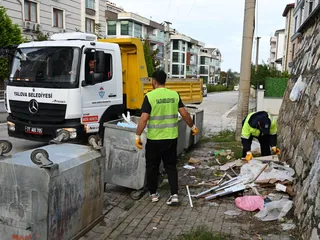Yalova Belediyesi ekipleri, kentin dört bir yanında yürütülen çalışmalar kapsamında Kazım Karabekir Mahallesi'nde sokakları süpürdü, yabani otları biçti ve konteyner çevrelerindeki büyük hacimli atıkları topladı. - Küçük görsel 3