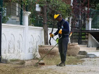 Yalova Belediyesi ekipleri, kentin dört bir yanında yürütülen çalışmalar kapsamında Kazım Karabekir Mahallesi'nde sokakları süpürdü, yabani otları biçti ve konteyner çevrelerindeki büyük hacimli atıkları topladı. - Küçük görsel 8