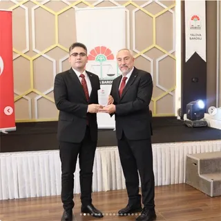 Yalova Barosu, 29 Ekim dolayısıyla düzenlenen cumhuriyet balosunda önceki dönem kurullarında yer almış avukatlara plaket verdi. - Küçük görsel 2