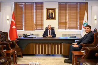 Yalova Valisi Dr. Ahmet Hamdi Usta; Sütaş yöneticisi İlhan İl, Güreş İl Tertip Kurulu Başkanı Hakkı Bağatar ve Kamu-Sen İl Başkanı Sait Çolak'ı makamında ağırladı. - Küçük görsel 5